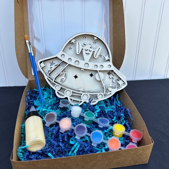 Alien Space Ship - Paint kit - Handmade - Picture 2 of 3